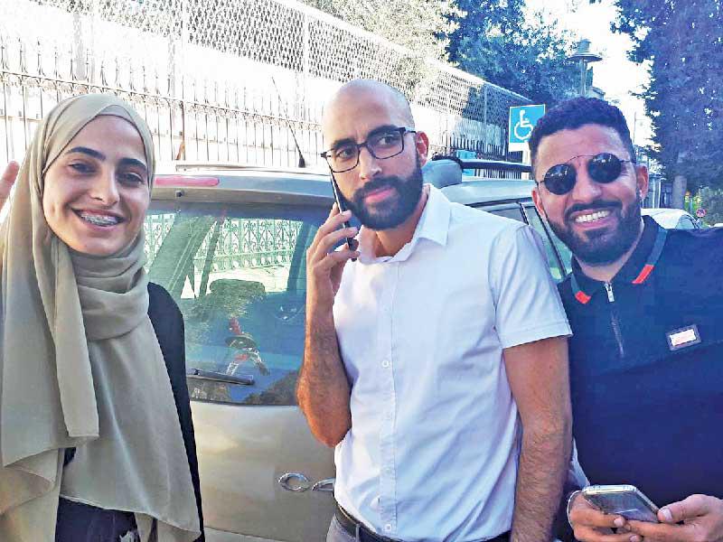 الناشطة في قضية الشيخ جراح منى الكرد بعد الإفراج عنها أمس إثر توقيفها ساعات