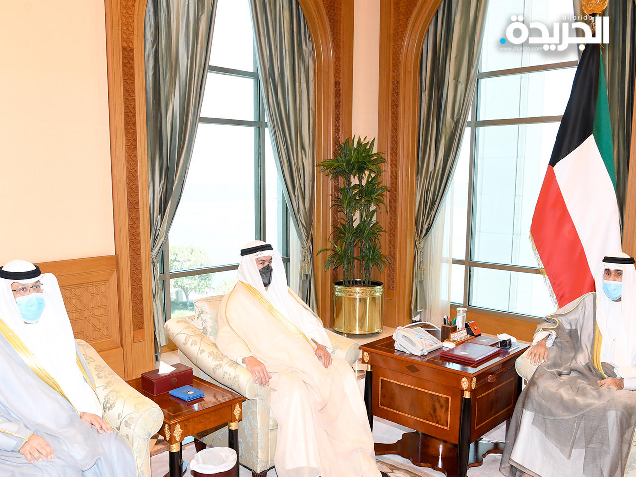 صاحب السمو أمير البلاد الشيخ نواف الأحمد مستقبلاً وزير التربية د. علي المضف ووكيل وزارة التربية د. علي اليعقوب أمس