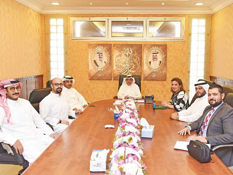 الرئيسة التنفيذية لـ B.Online  الكويتية دينا العيسى و رئيس مجلس إدارة الجمعية أحمد طالب غضنفري خلال اجتماع توقيع اتفاقية الشراكة