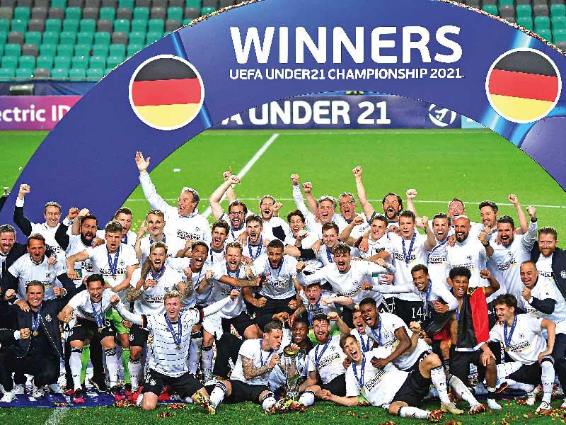 جانب من مراسم تتويج المنتخب الألماني دون 21 عاماً