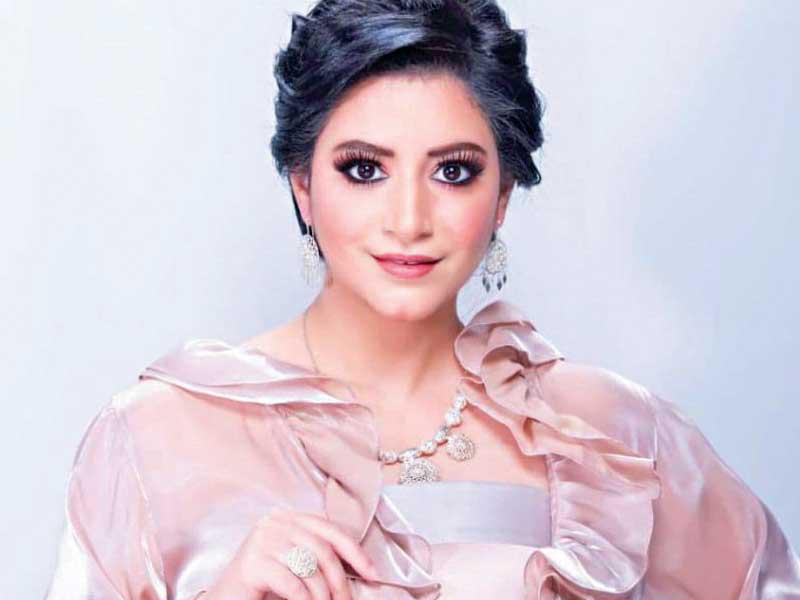 الفنانة الإماراتية فاطمة الطائي