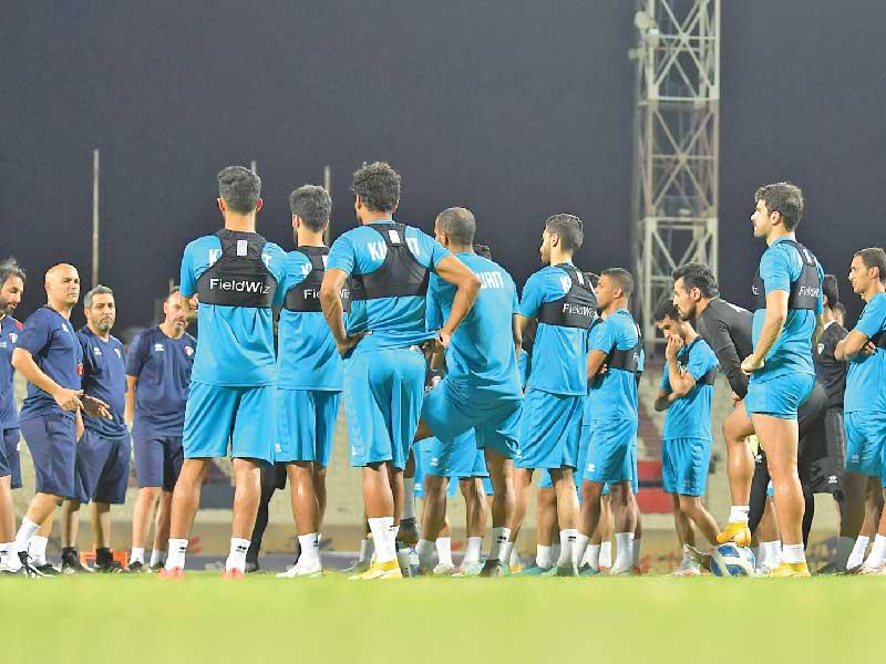 كاراسكو يوجه اللاعبين قبل التدريب