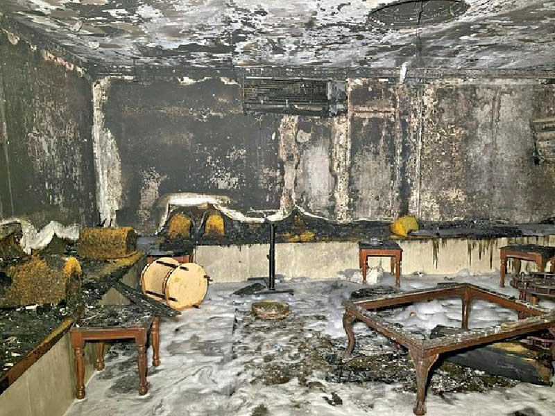 آثار الحريق بالمنزل