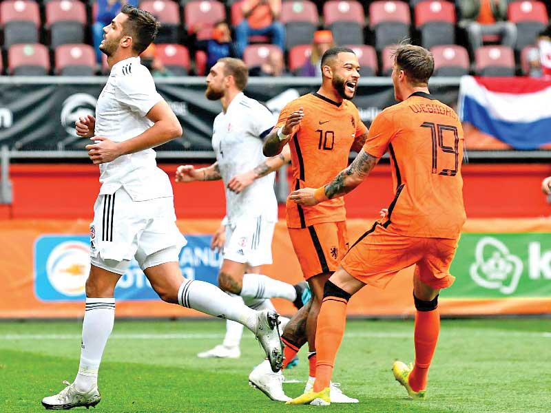 فرحة لاعبي المنتخب الهولندي بتسجيل هدف