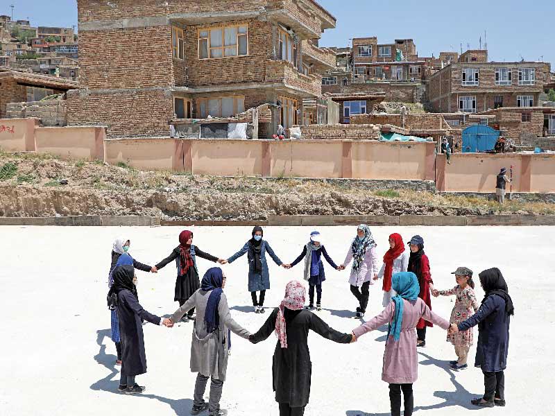 معلّمة وطالباتها خلال درس للعلاج النفسي في كابول أمس (رويترز)