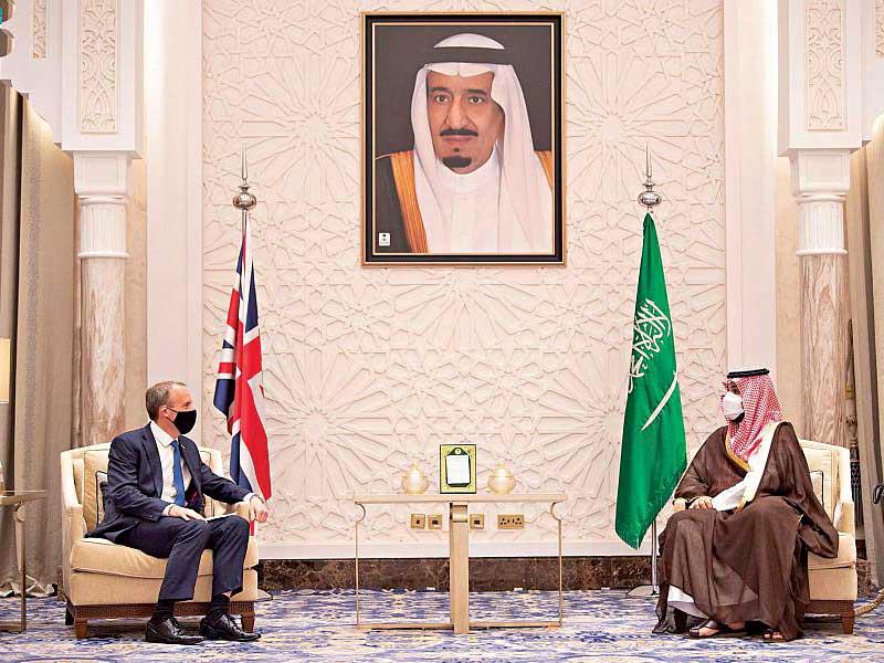 ولي العهد السعودي محمد بن سلمان مع وزير الخارجية البريطاني دومينيك راب