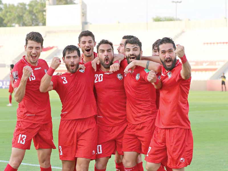 لاعبو المنتخب السوري يحتفلون       