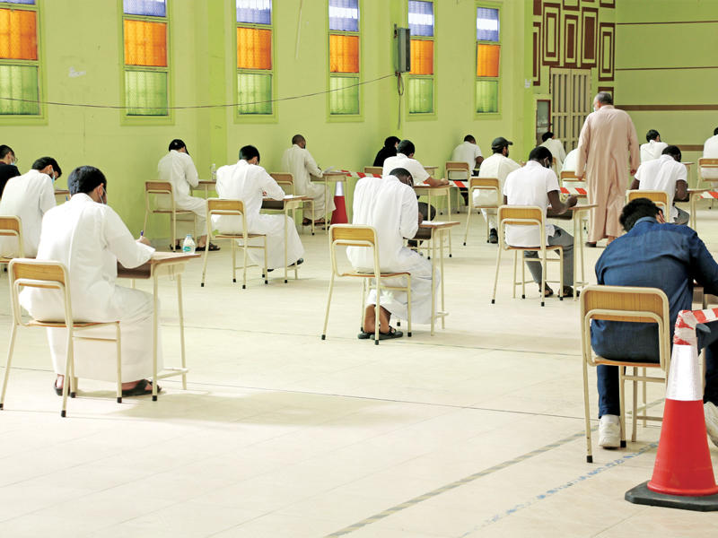 طلبة «الديني» أثناء أدائهم الاختبارات أمس    (تصوير عوض التعمري)