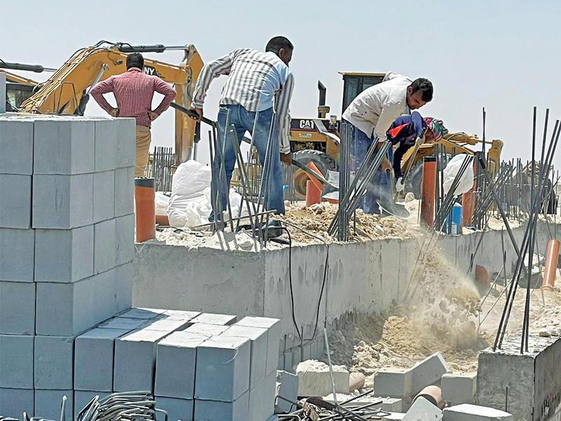 عمالة مخالفة لقرار حظر العمل وقت الظهيرة في «المطلاع السكنية»