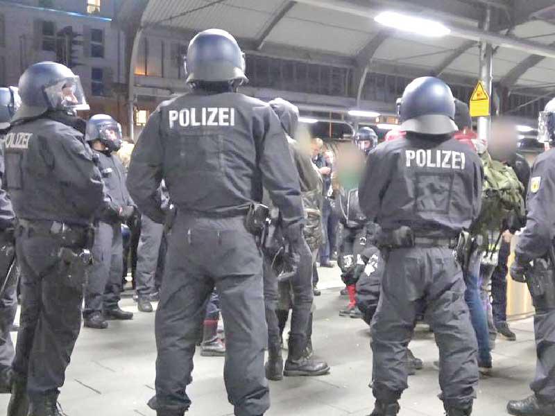 العناصر الأمنية الإيطالية 