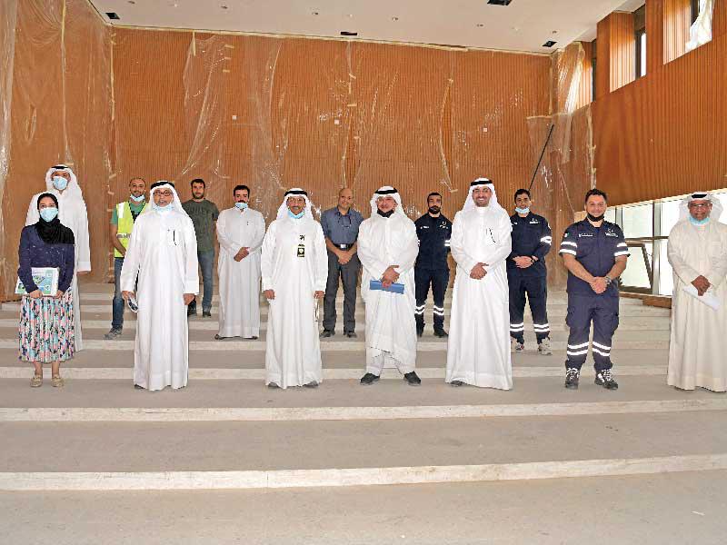 الوكيل المساعد لشؤون قطاع التخطيط والتطوير الإداري في وزارة الشؤون الاجتماعية، عبدالعزيز ساري متوسطاً مسؤولي وزارتي الشؤون والأشغال (تصوير ميلاد غالي)