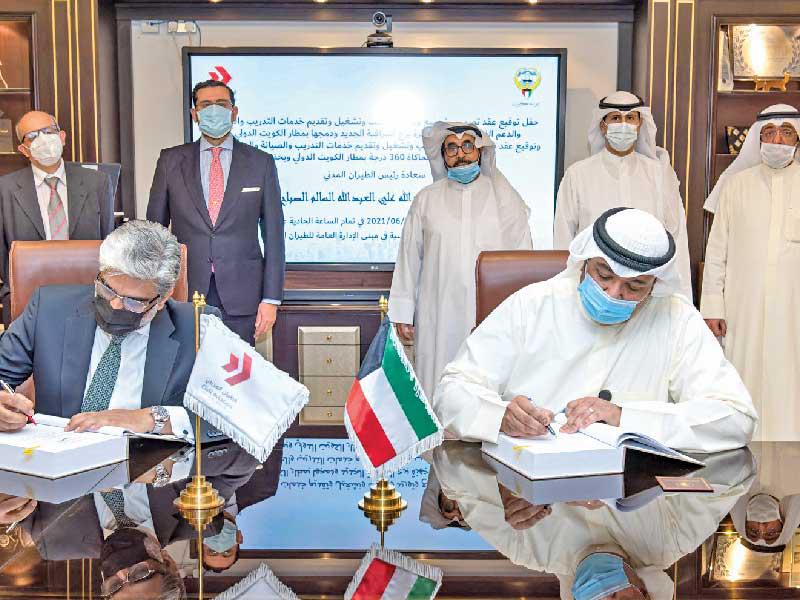 رئيس «الطيران المدني» الشيخ عبدالله العلي خلال التوقيع