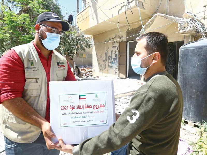 أحد المتضررين يتسلم سلة غذائيةn