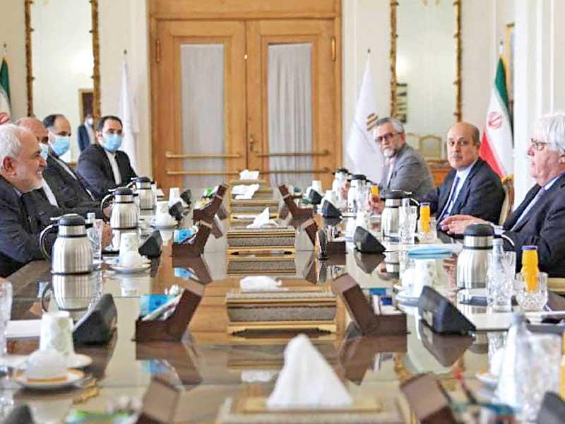 وزير الخارجية الإيراني محمد جواد ظريف مجتمعاً بالمبعوث الأممي الخاص لليمن مارتن غريفيث في طهران أمس          (أ ف ب)