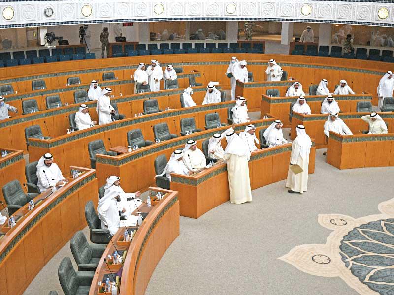 النواب جلسوا على مقاعد الوزراء فغابت الحكومة... وفي الإطار أعضاء كتلة الـ 31 يعقدون مؤتمراً صحافياً في المركز الإعلامي  «تصوير نوفل إبراهيم»