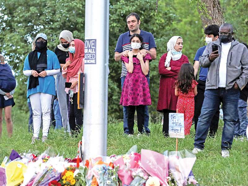 متضامنون كنديون في موقع الهجوم الإرهابي  (رويترز)                                  n