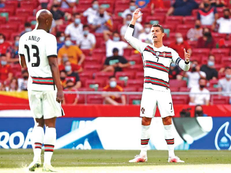 رونالدو نجم المنتخب البرتغالي خلال المباراة الودية أمام إسبانيا