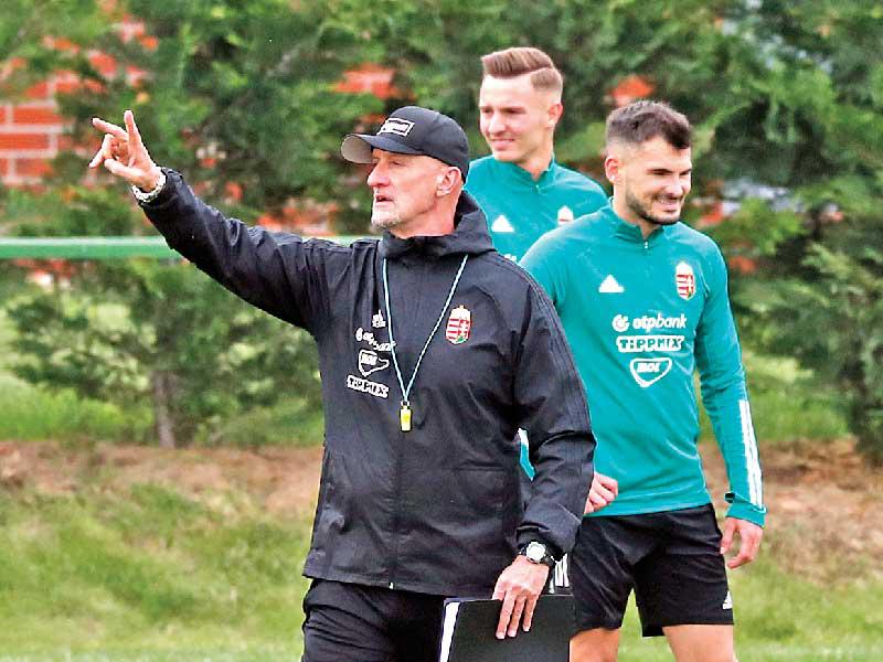 روسي مدرب منتخب المجر خلال التدريباتn