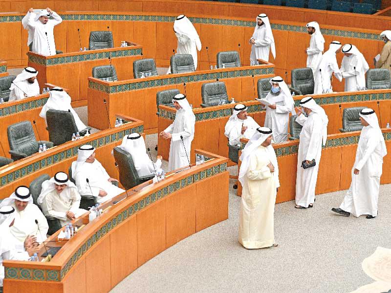 النواب على مقاعد الوزراء قبل بدء الجلسة أمس