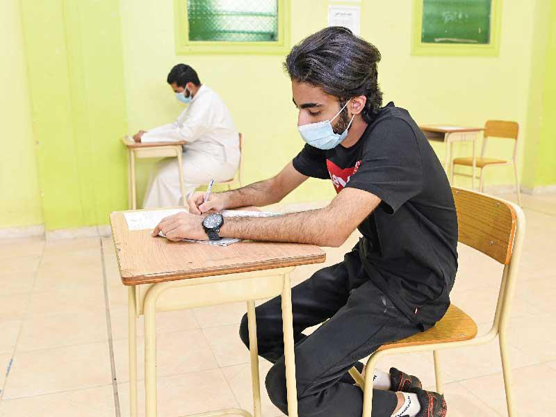 الاختبارات الورقية لطلبة الصف الثاني عشر بالتعليم الديني