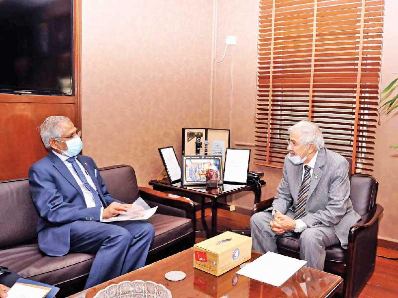 سفير جمهورية سيرلانكا أثناء لقائه رئيس مجلس إدارة جمعية الهلال الأحمر الكويتي