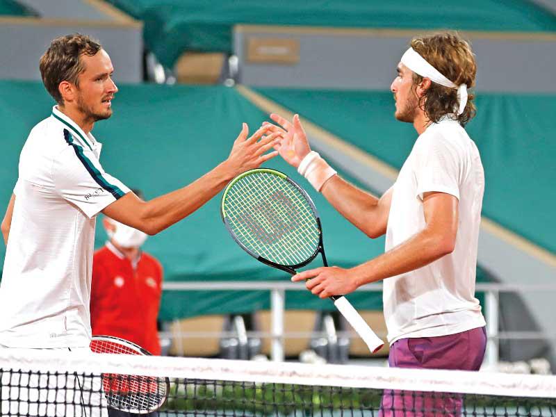 تسيتسيباس يصافح مدفيديف بعد المباراة