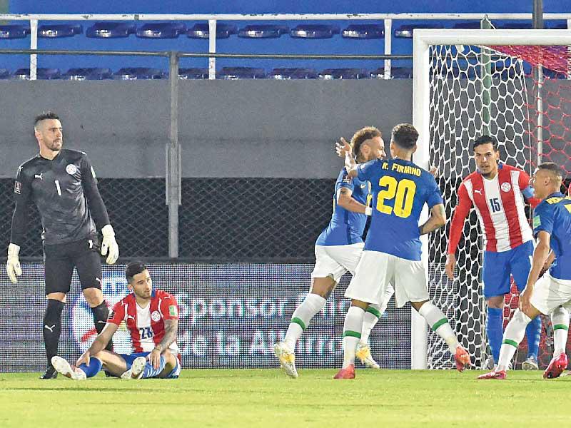 نيمار نجم المنتخب البرازيلي يحتفل بهدفه