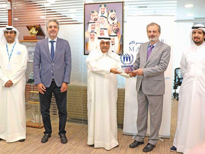 رئيس مجلس إدارة «المركز» ضرار الغانم يتسلم درع التكريم من ممثل مكتب المفوضية السامية للأمم المتحدة لشؤون اللاجئين في الكويت د. سامر حدادين 