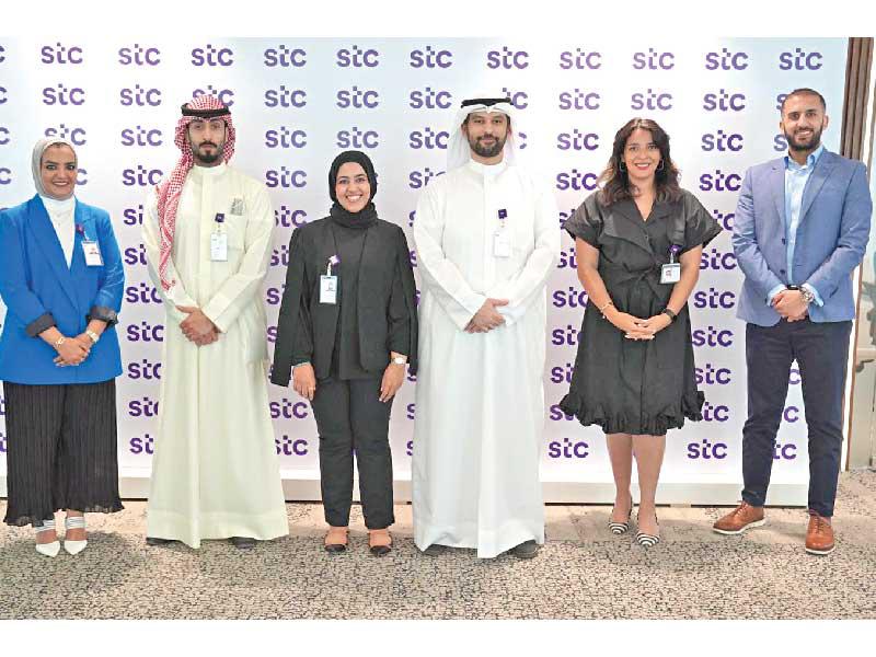 أحمد الحماد مع فريق الموارد البشرية في «stc»