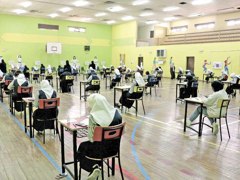 طالبات يؤدين الاختبارات بمدرسة صفية بنت عبدالمطلب أمس