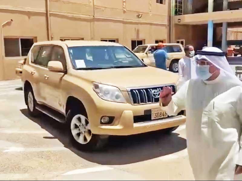 الرئيس العام للامتحانات فيصل المقصيد وتبدو سيارات الجيش التي نقلت الاختبارات