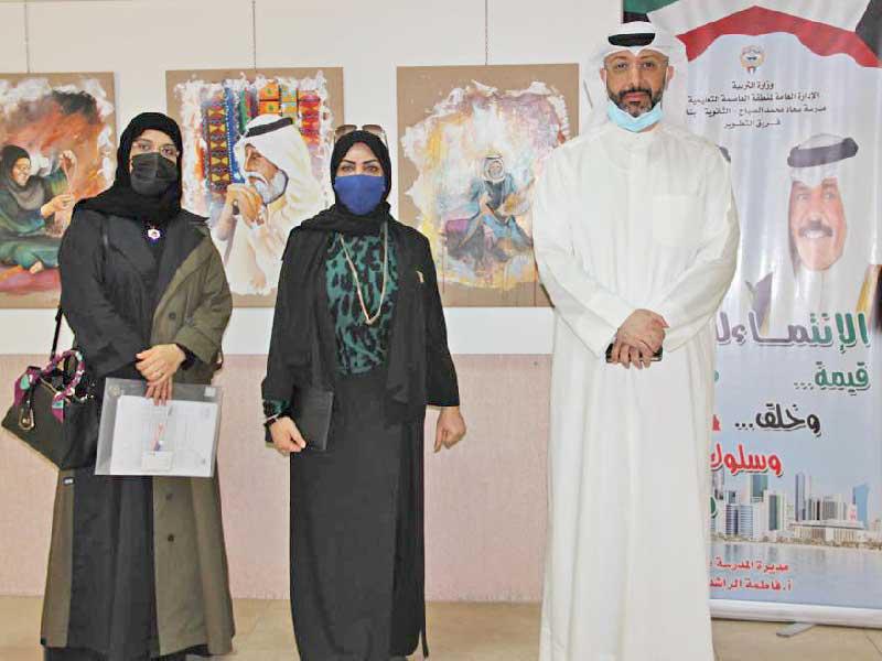 المدير العام لمنطقة العاصمة التعليمية جاسم بوحمد خلال تفقده عدداً من مدارس «العاصمة» أمس