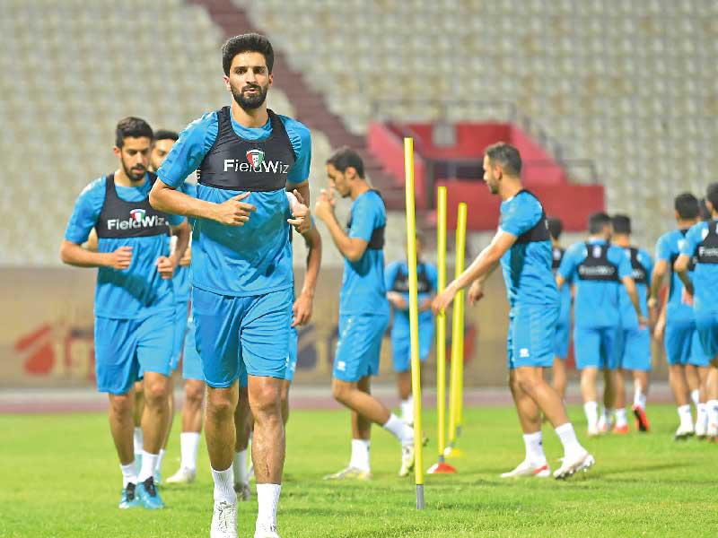 لاعبو «الأزرق» خلال التدريب