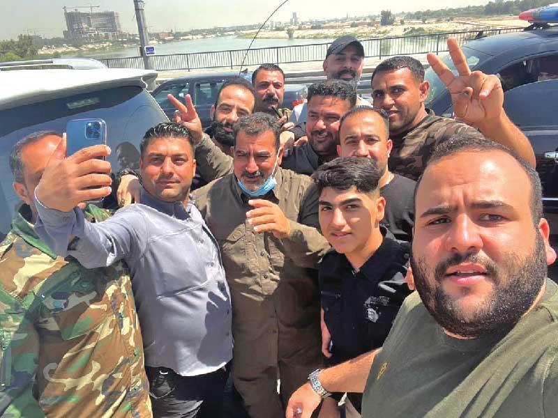 قاسم مصلح مع أنصاره بعد إطلاق سراحه أمس