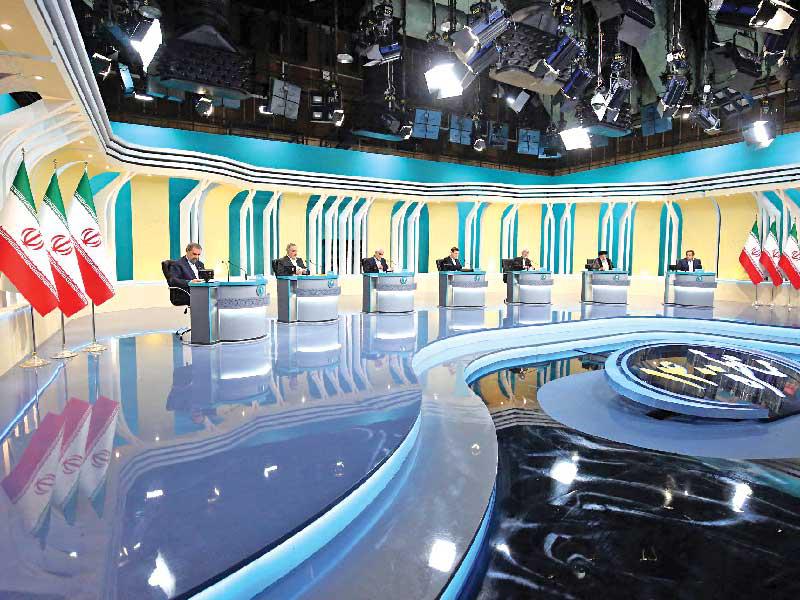 مرشحو الانتخابات الرئاسية داخل استديو المناظرة الثانية في طهران مساء أمس الأول (أ ف ب)