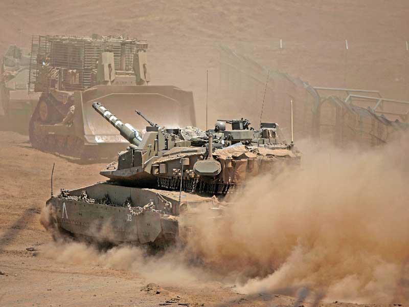 مناورة إسرائيلية قرب مرتفعات الجولان السورية أمس (أ ف ب)