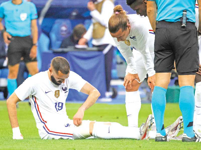 بنزيمة بعد تعرضه للإصابة