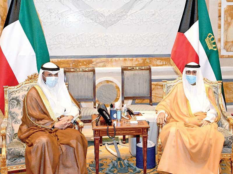 صاحب السمو أمير البلاد الشيخ نواف الأحمد مستقبلاً رئيس مجلس الأمة مرزوق الغانم أمس