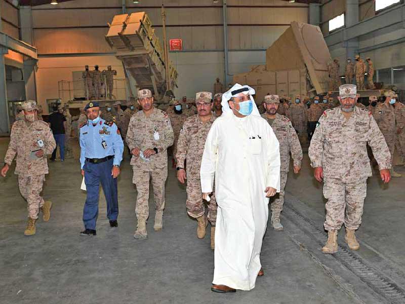 نائب رئيس مجلس الوزراء وزير الدفاع الشيخ حمد الجابر  خلال تفقده مجمع الصيانة في سلاح الدفاع الجوي