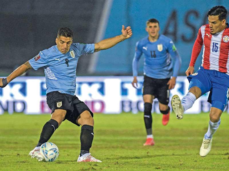 لويس سواريز نجم منتخب اوروغواي خلال مواجهة باراغواي
