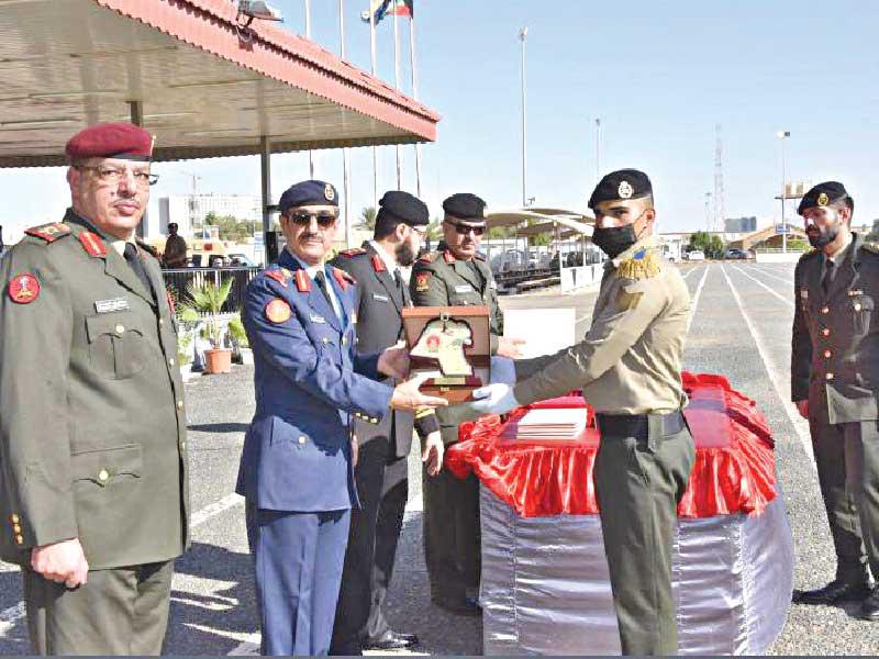  رئيس الهيئة اللواء فهد الطريجي  مكرماً أحد الخريجين