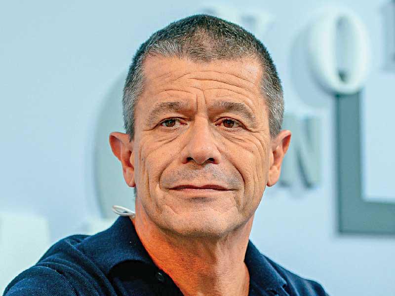 الكاتب الفرنسي إيمانويل كارير