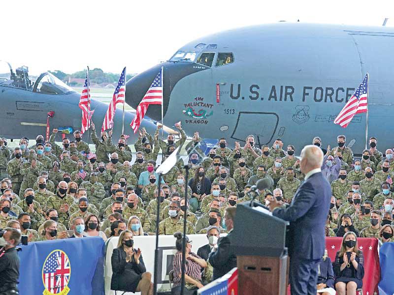  بايدن في قاعدة «ميلدنهول» ببريطانيا أمس الأول t(أ ف ب) 
