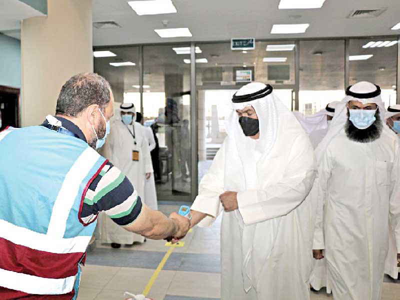 قياس حرارة وزير التربية د. علي المضف قبل دخوله لجان الاختبارات