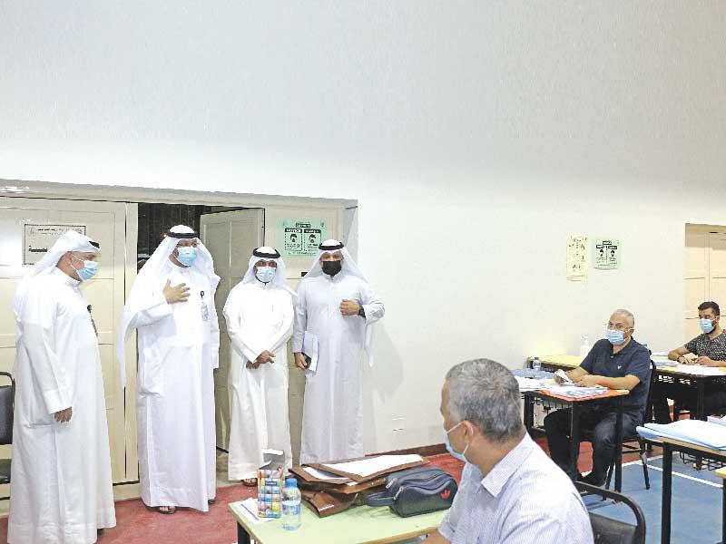  وكيل وزارة التربية د. علي اليعقوب والديحاني والكندري أثناء تفقد الكنترول