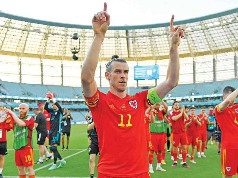 غاريث بيل نجم منتخب ويلز يحيي الجماهير بعد انتهاء المباراة