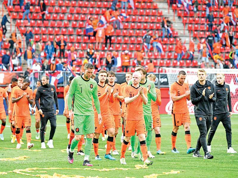 لاعبو المنتخب الهولندي خلال مباراة سابقة