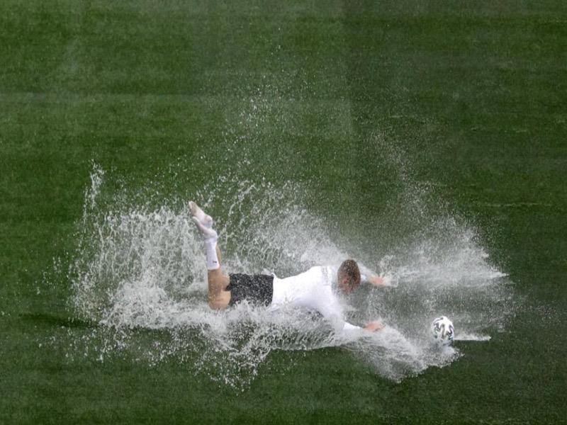 منتخب النمسا يضطر لتغيير ملعب التدريبات بسبب الأمطار