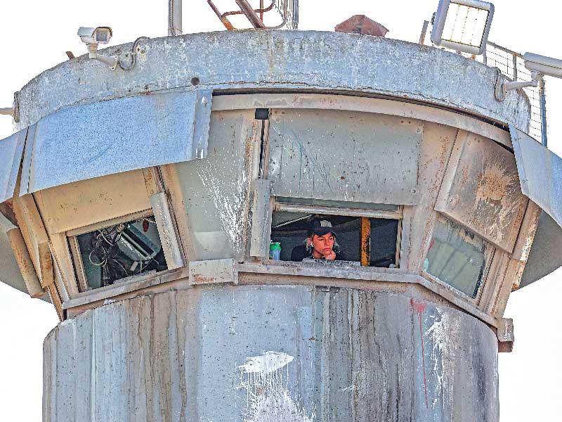 جندية إسرائيلية داخل برج مراقبة في قلنديا بالضفة الغربية         (أ ف ب) 
