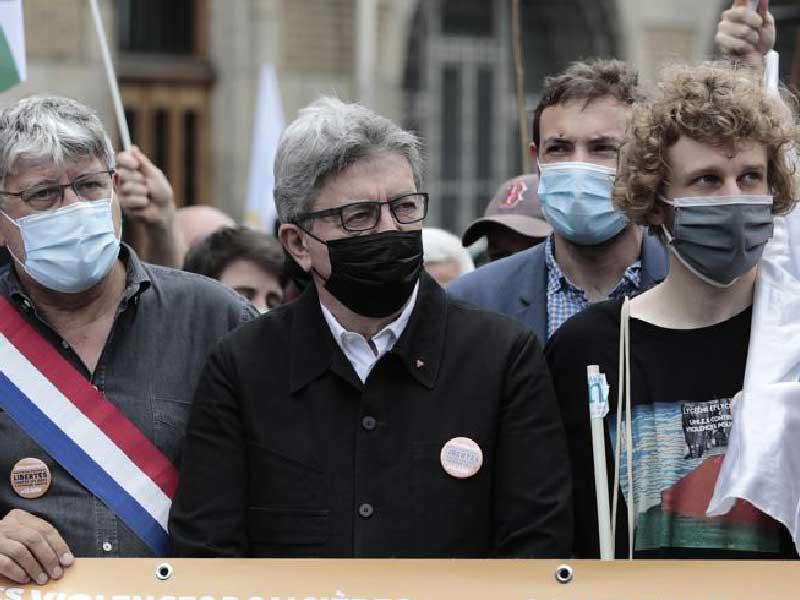 رشق مرشح الانتخابات الرئاسية المقبلة جان لوك ميلانشون بالطحين خلال تظاهرة